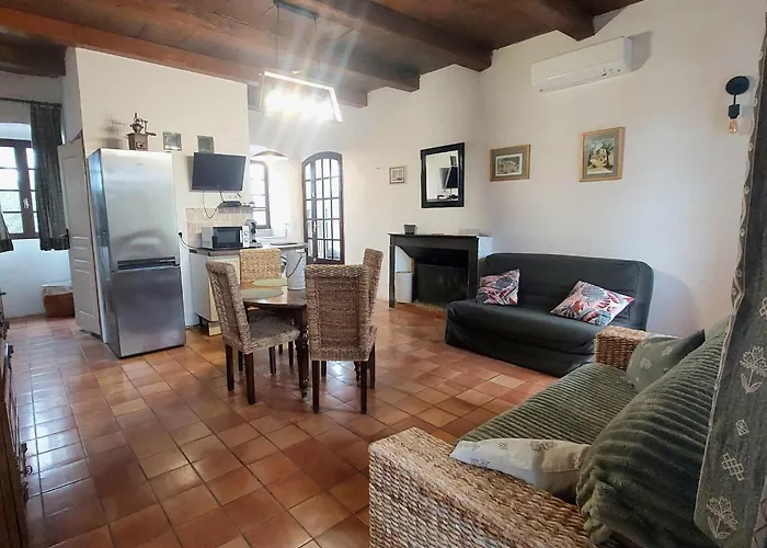 Nyaraló 1st Floor In 18th Century Character House *